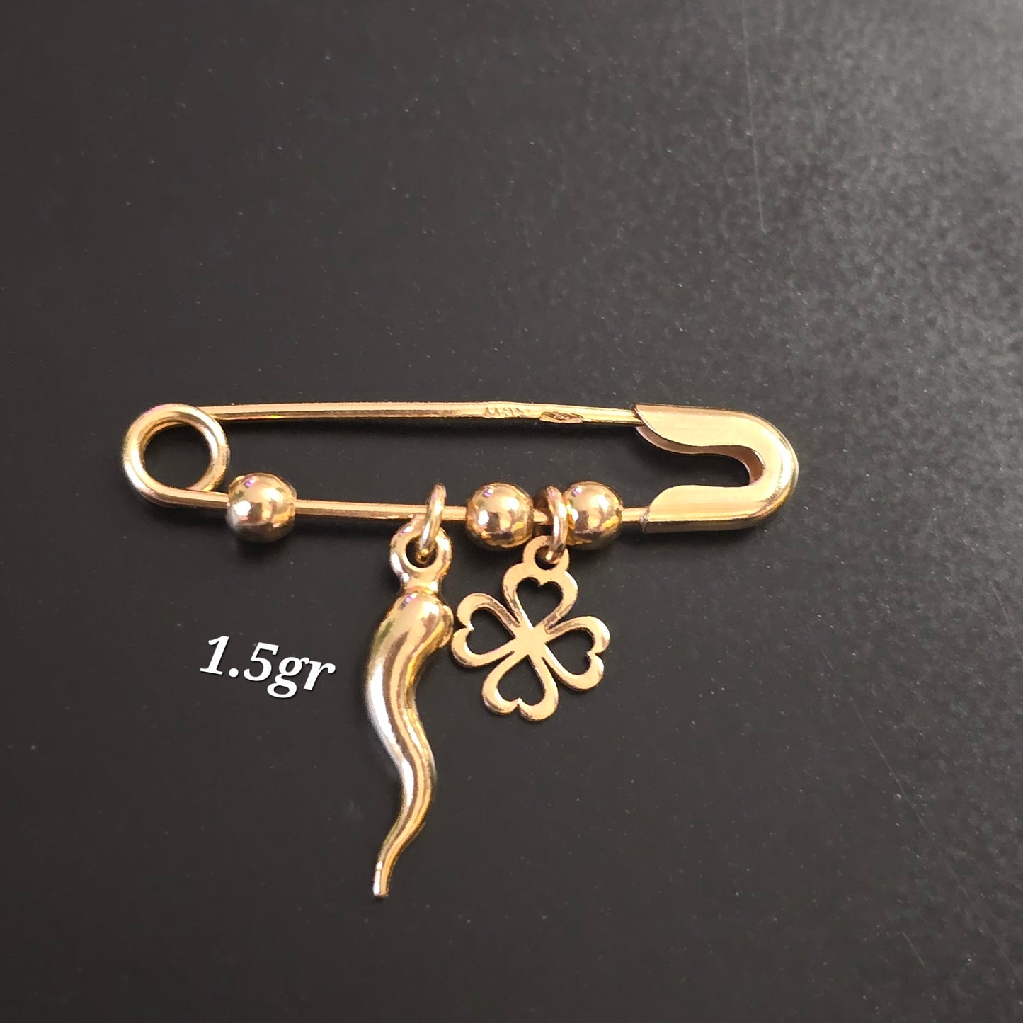 Dije imperdible con cuerno napolitano y trebol en Oro18kilates italiano amarillo de 1.5 gramos