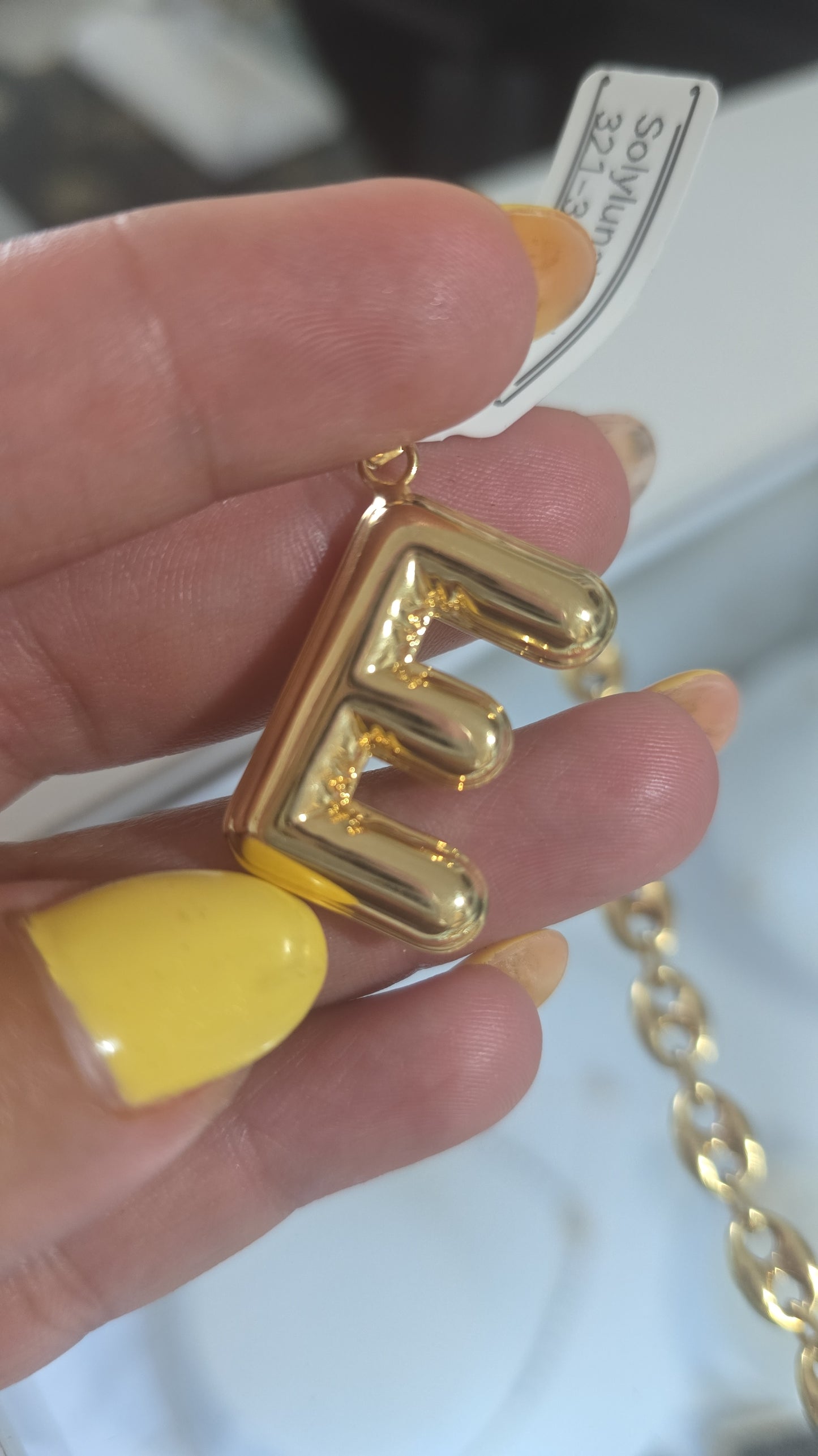 Dije letra e en electroforma en Oro18kilates italiano amarillo de 3.5 cm de 2 gramos