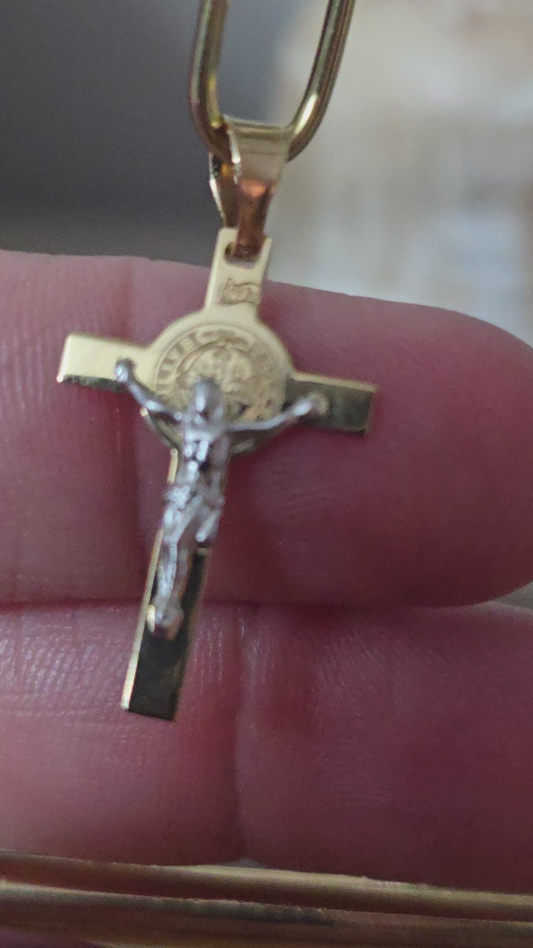 Jesus Christ pendant in 2 white and yellow gold with laser design
