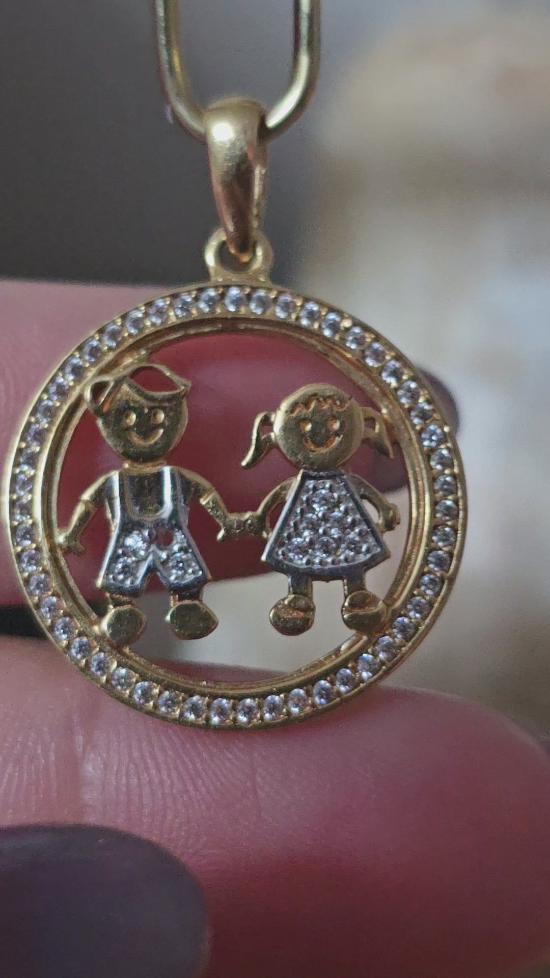 Colgante de pareja para niños en oro italiano amarillo y blanco de 18 quilates con circonitas blancas