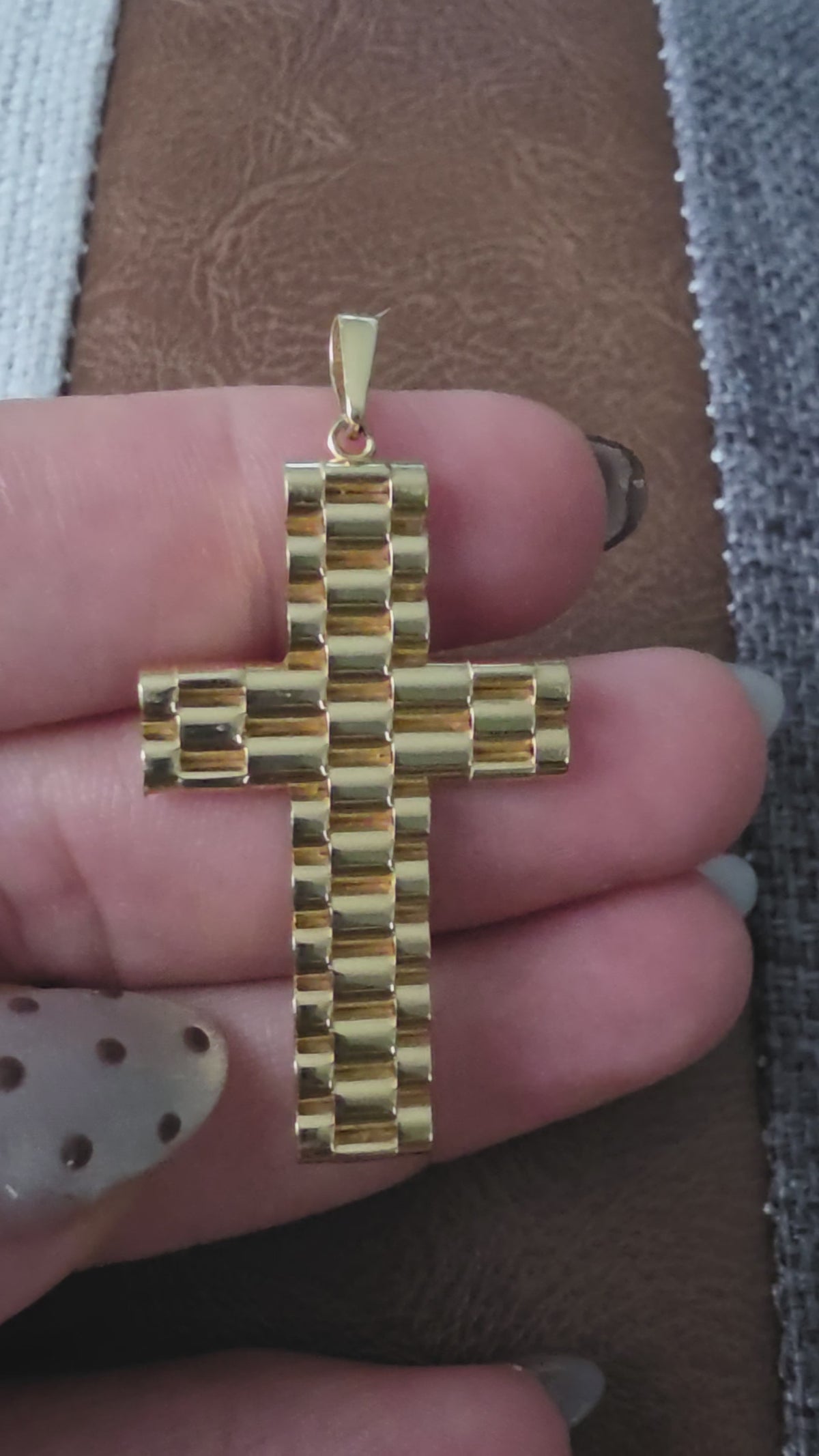 Link cross pendant – solid 18k gold