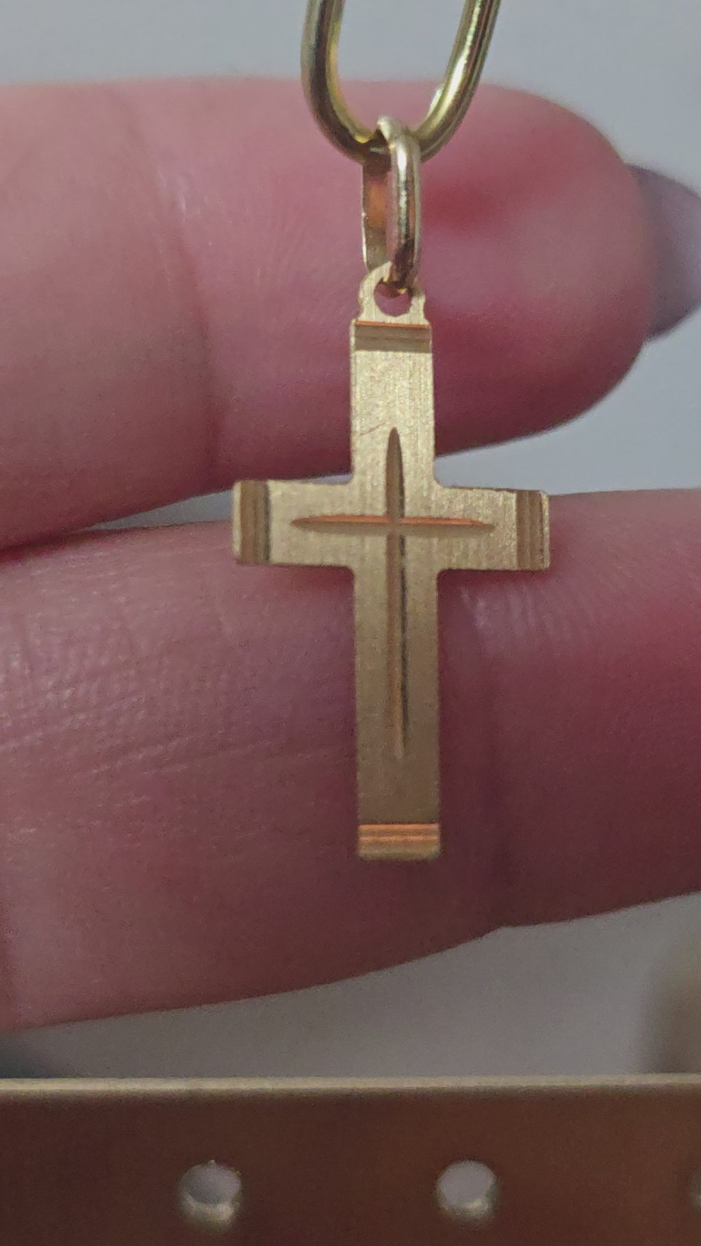 Colgante de cruz biselada