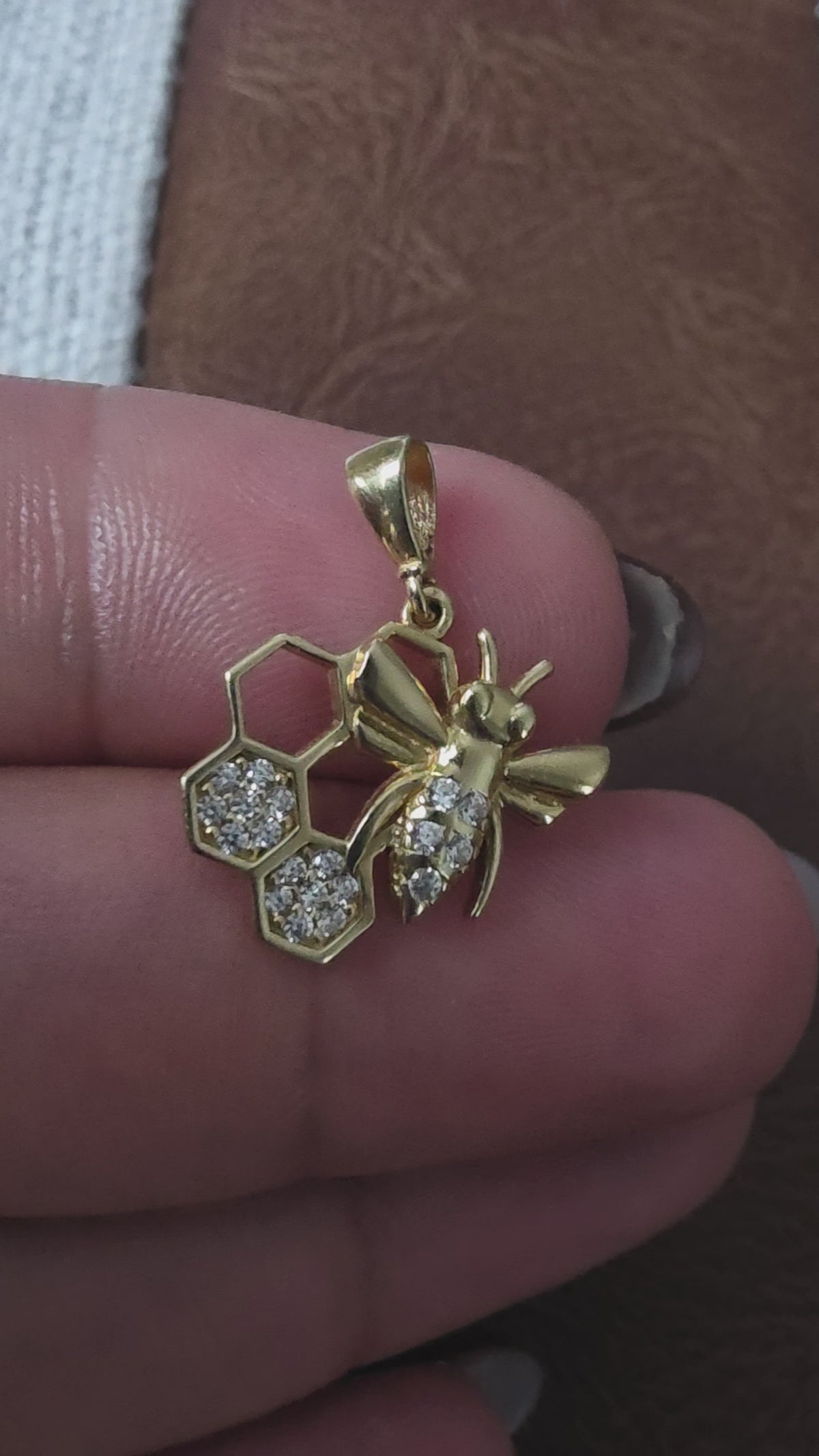 Bee pendant – solid 18k gold