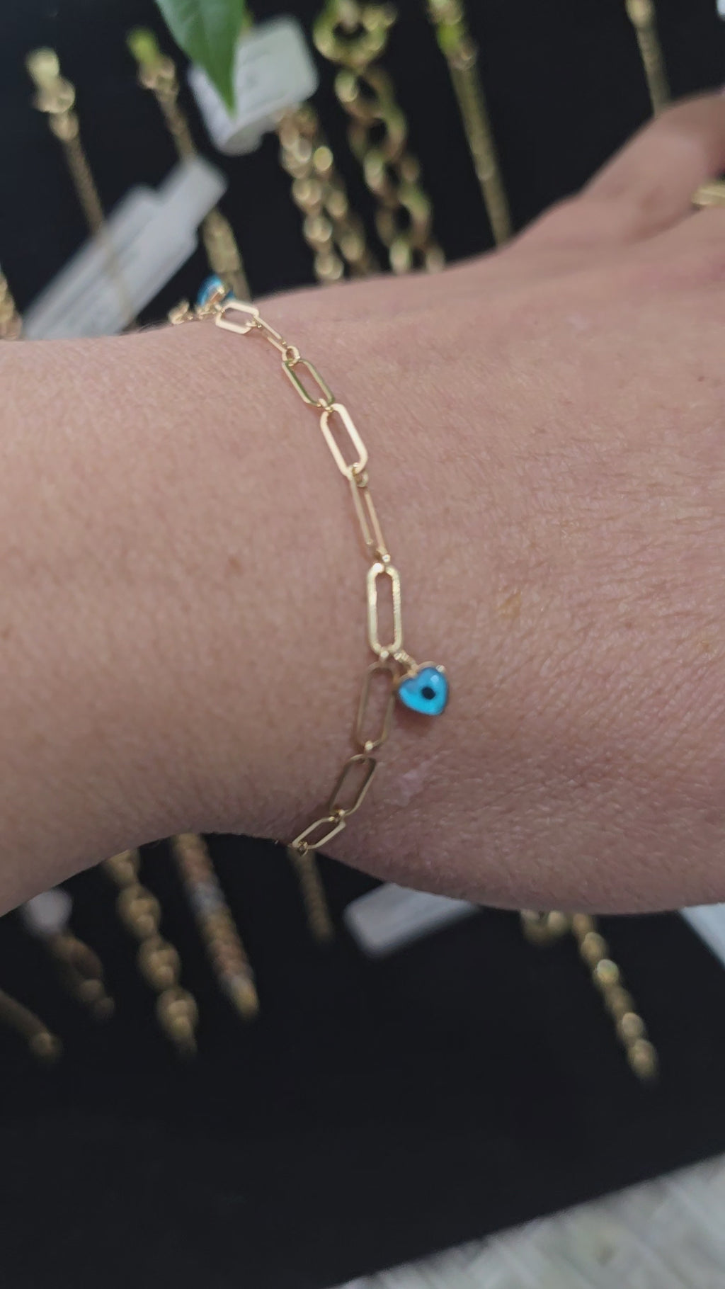 Pulsera de clip tejida con dije de corazón y ojo turco
