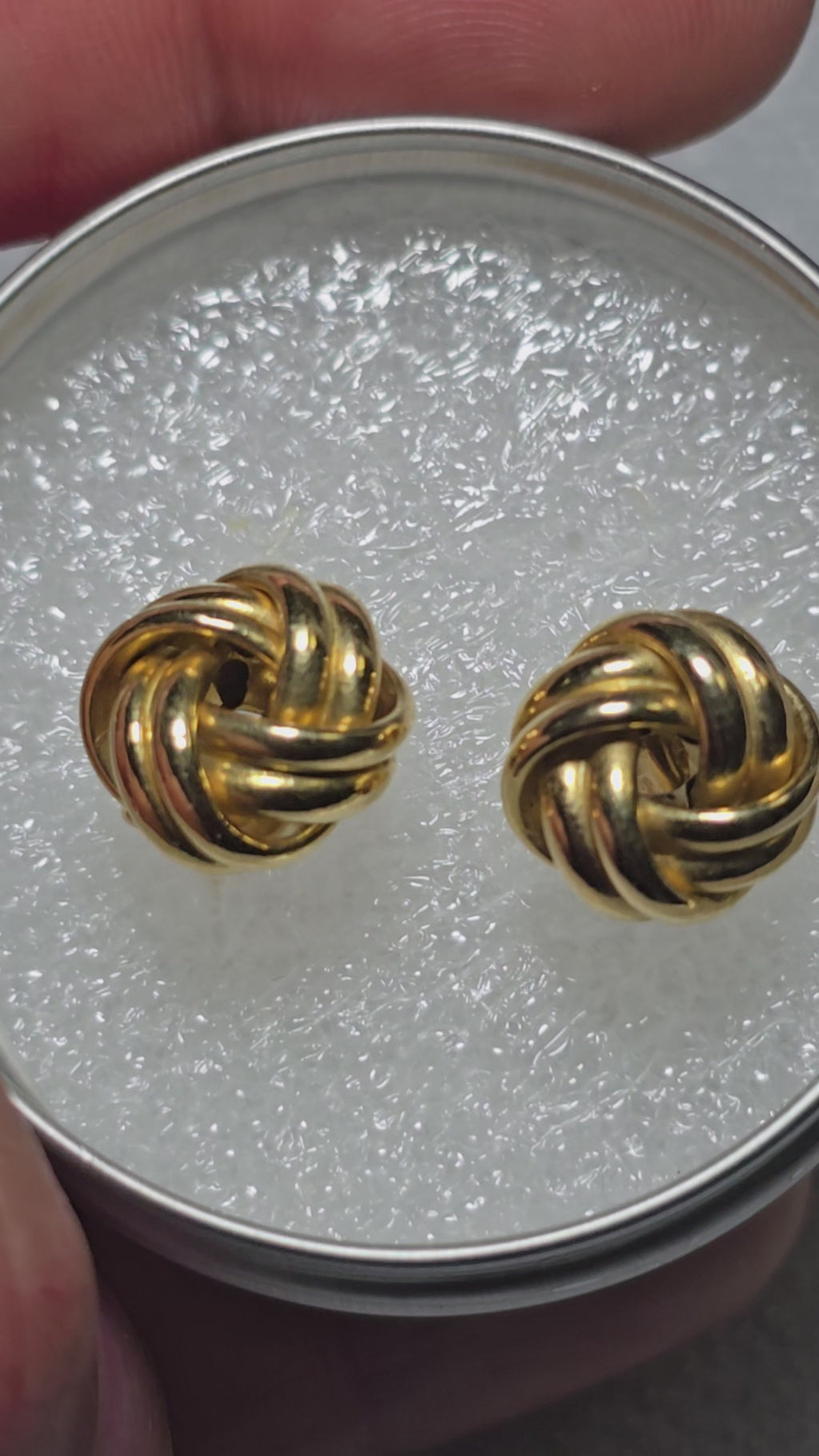 Butterfly-shaped earrings in 18-karat Italian yellow gold, 9mm in diameter and 1.4 grams