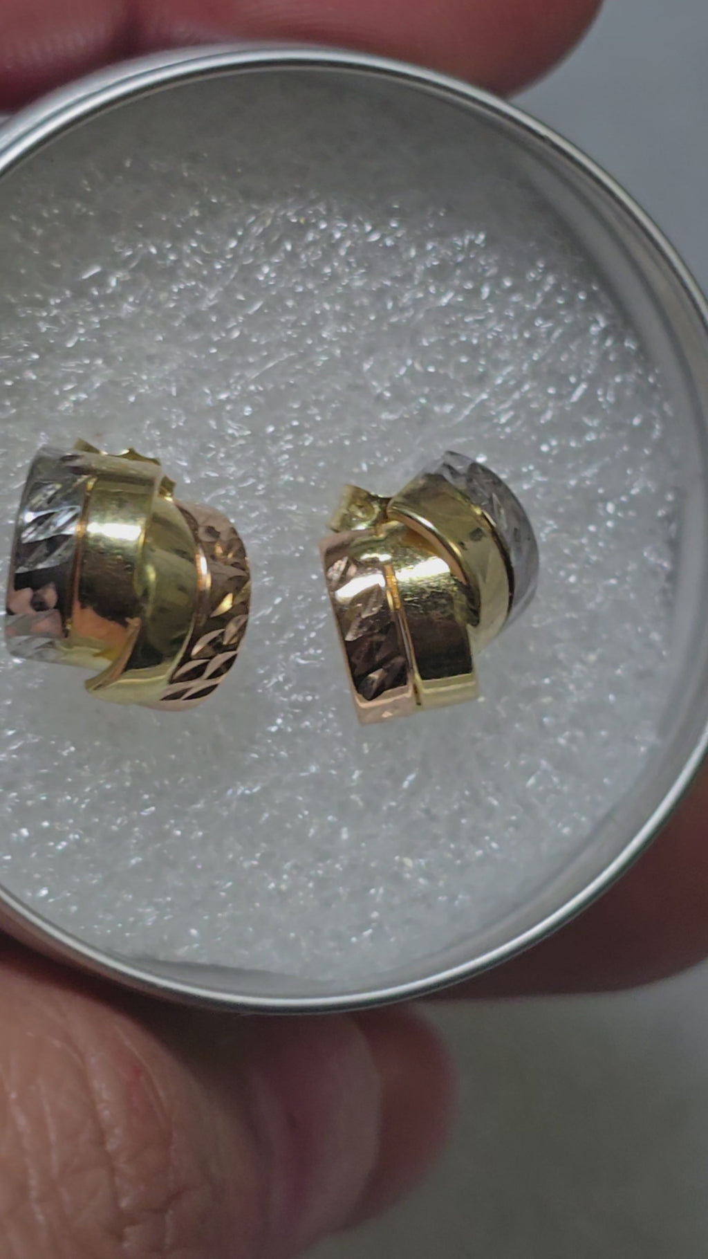 Earrings in 3 gold knots with butterfly cap in 18karat Italian gold weighing 1.4 grams