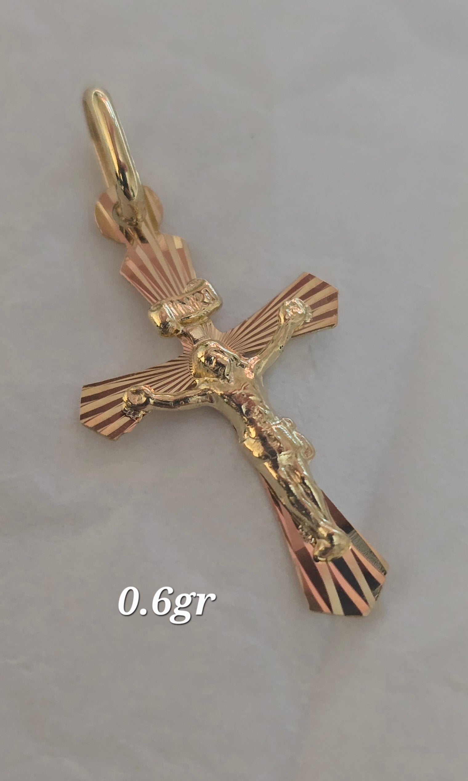 Diamond-cut Jesus Christ pendant in 18-karat Italian yellow gold, 0.6 grams