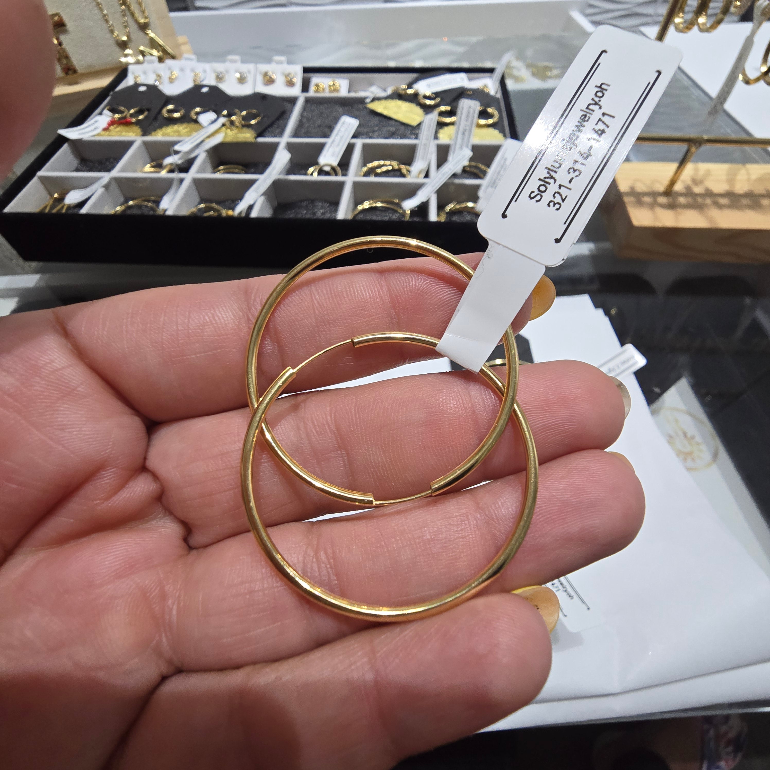 Plain rings in 18-karat Italian yellow gold, 4 cm in diameter, 2.3 grams