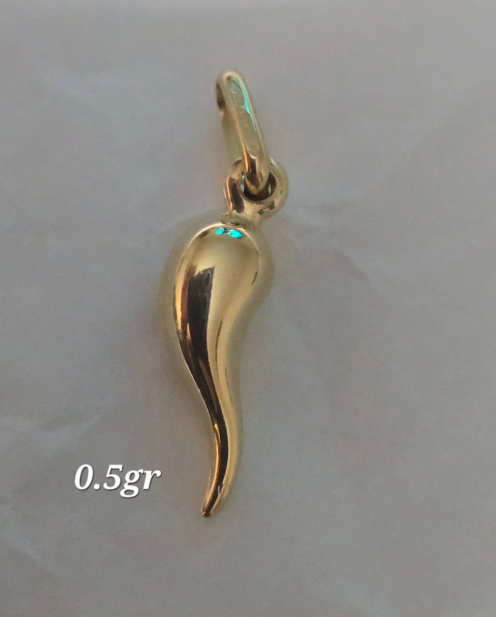 Mini Neapolitan horn pendant in 18karat Italian yellow gold, 0.5 grams
