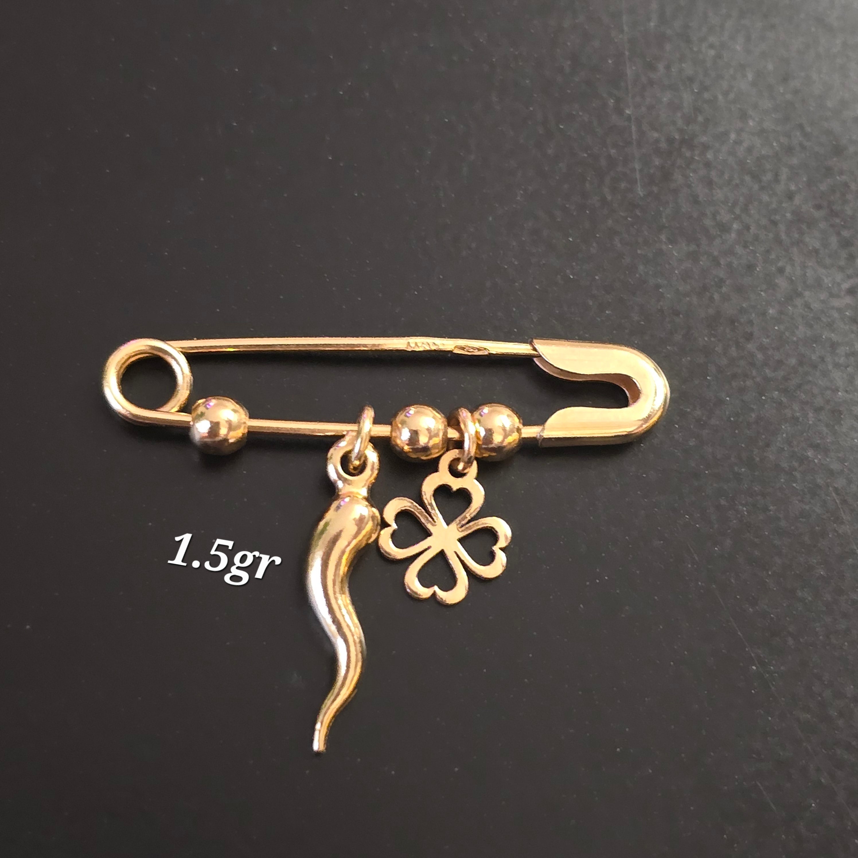 Safety pin pendant with Neapolitan horn and clover in 18karat Italian yellow gold, 1.5 grams