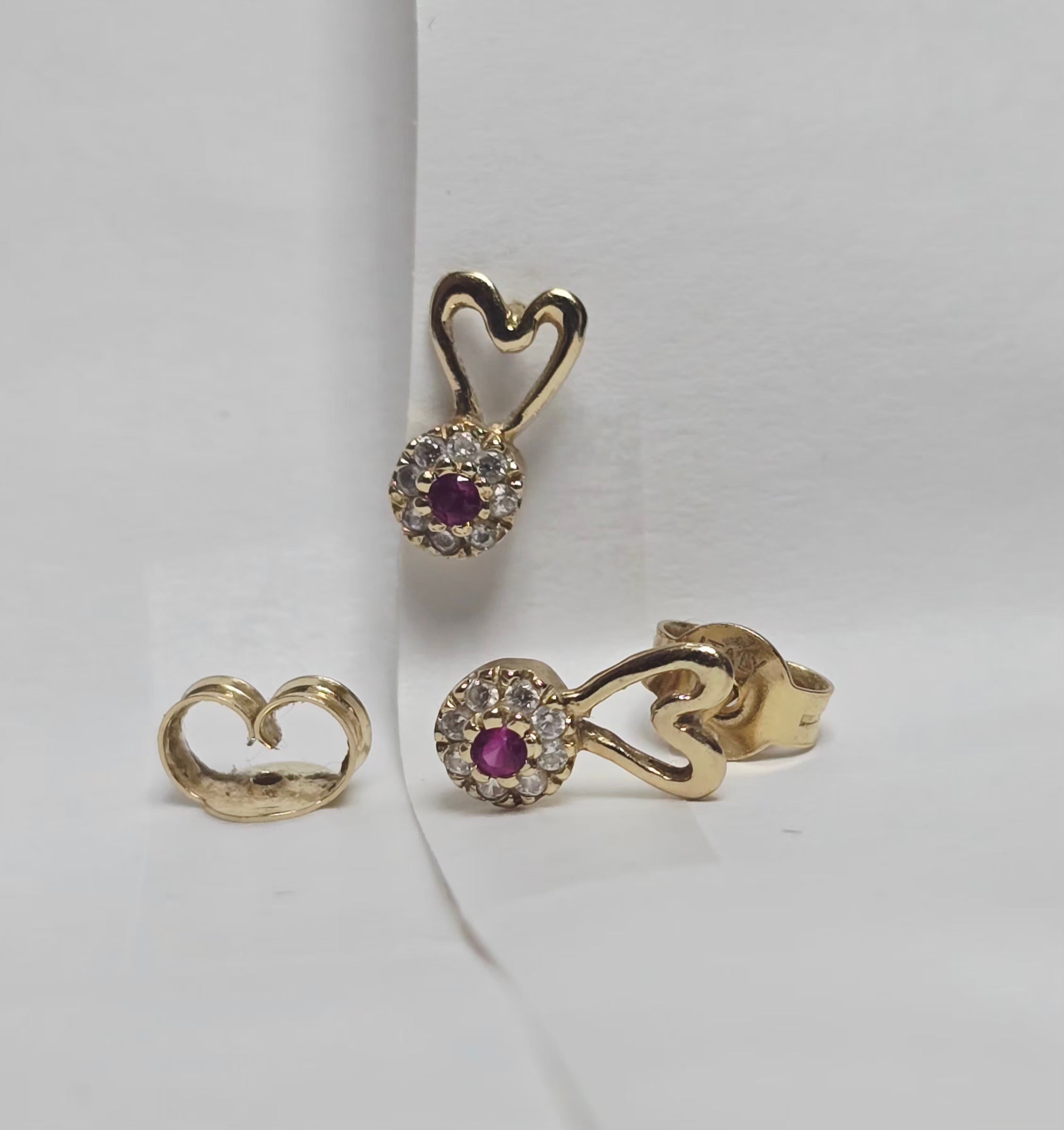 Pendientes con forma de corazón con circonitas de colores y cierre de mariposa