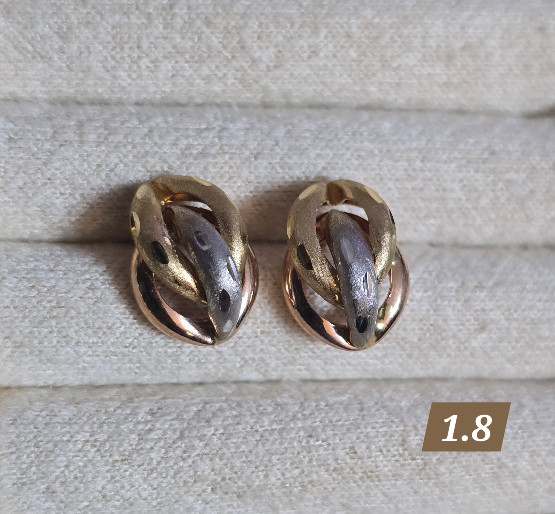 Zarcillos 3 oros 18kilates italiano con tapa de mariposa de 1.8 gramos