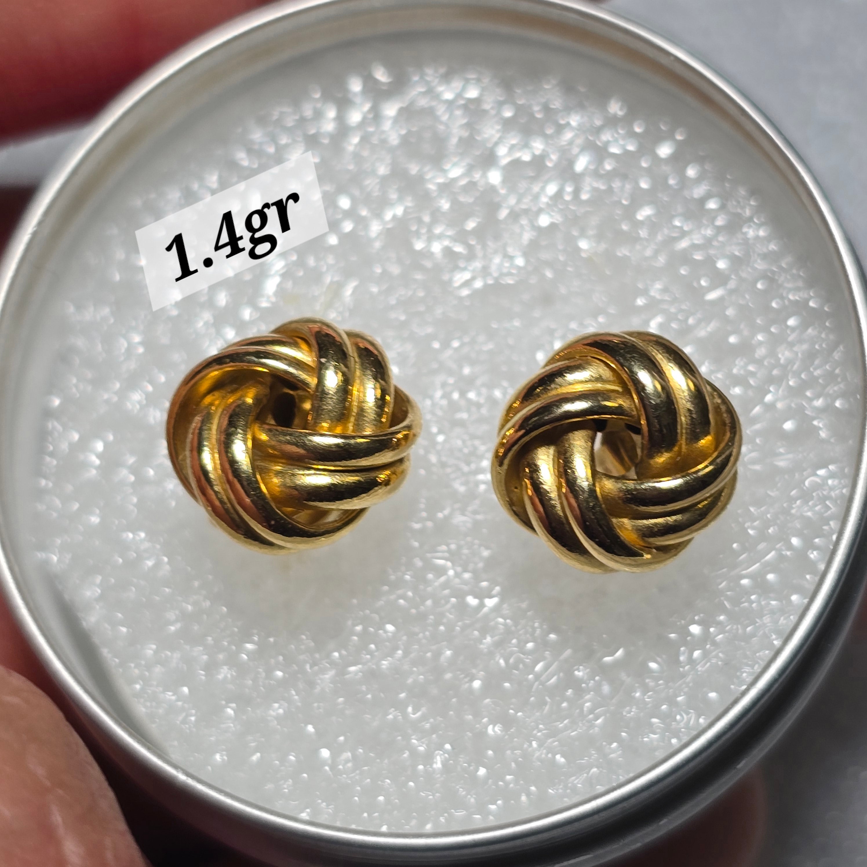 Butterfly-shaped earrings in 18-karat Italian yellow gold, 9mm in diameter and 1.4 grams