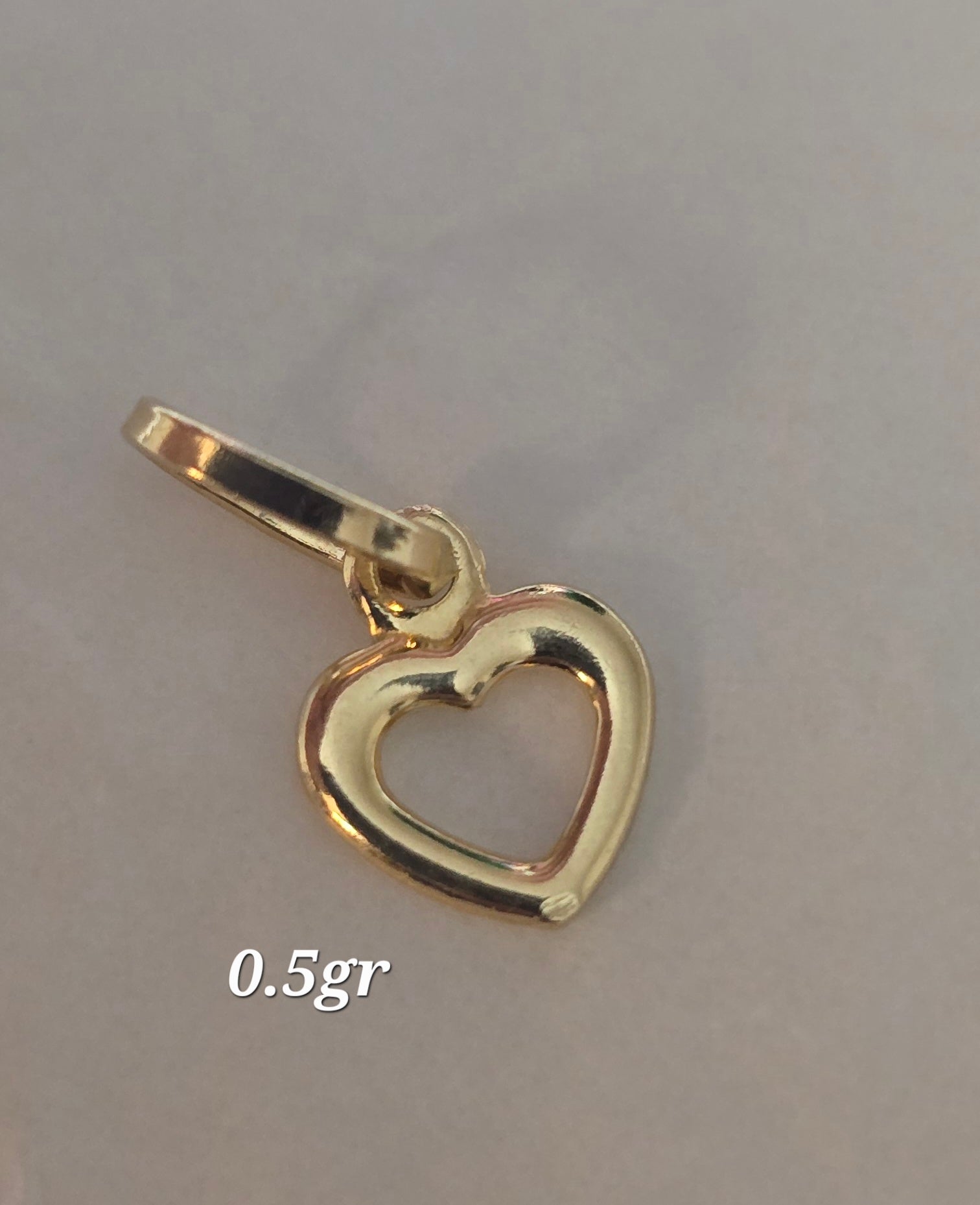 Mini heart silhouette pendant in 18karat Italian yellow gold, 0.5 grams