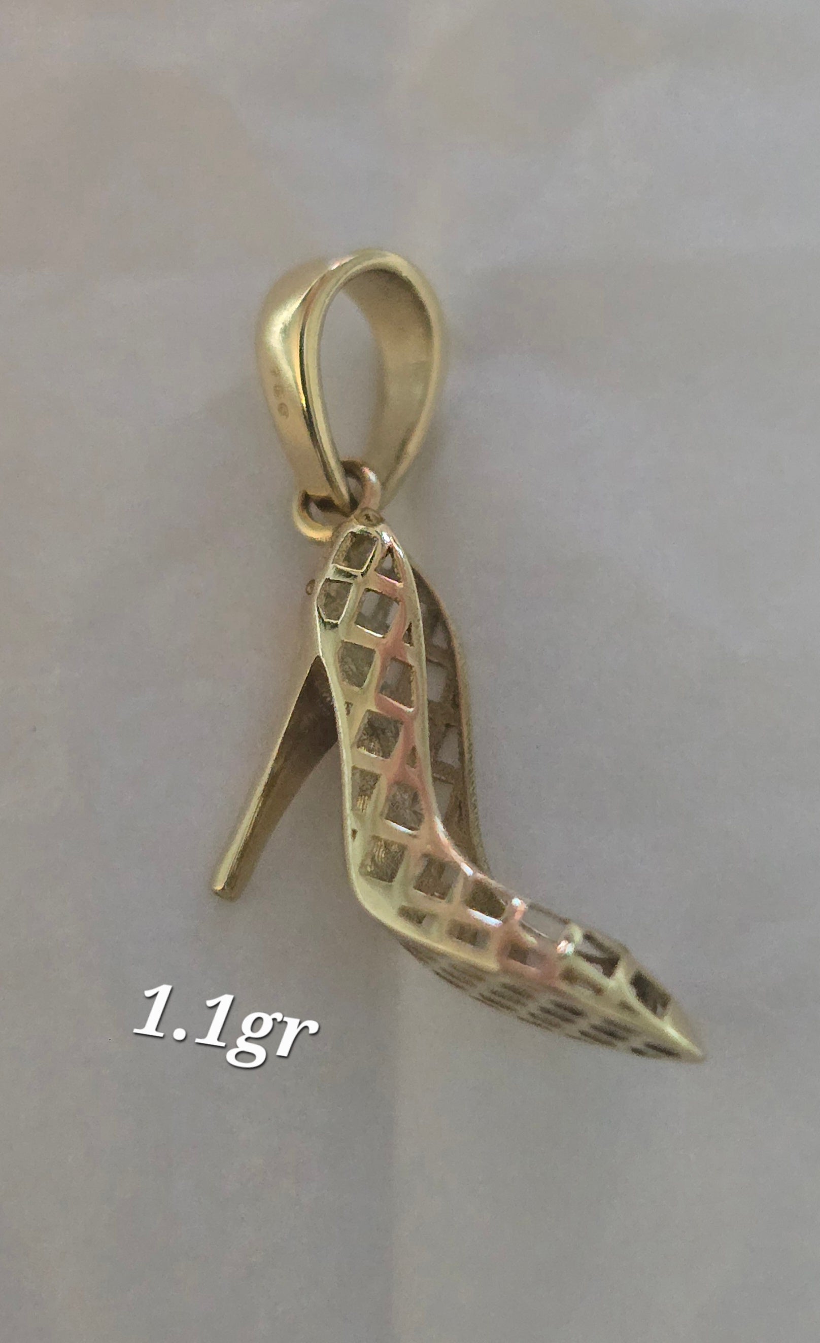 Fancy heel pendant in 18karat Italian yellow gold, 1.1 grams