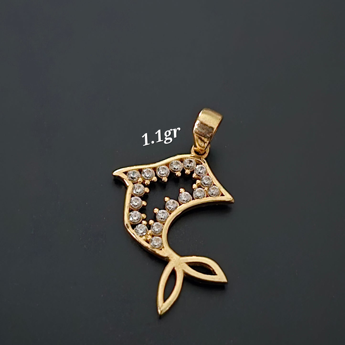 Dije de silueta  de delfin con zircones blanco en Oro18kilates italiano amarillo de 1.1gramos