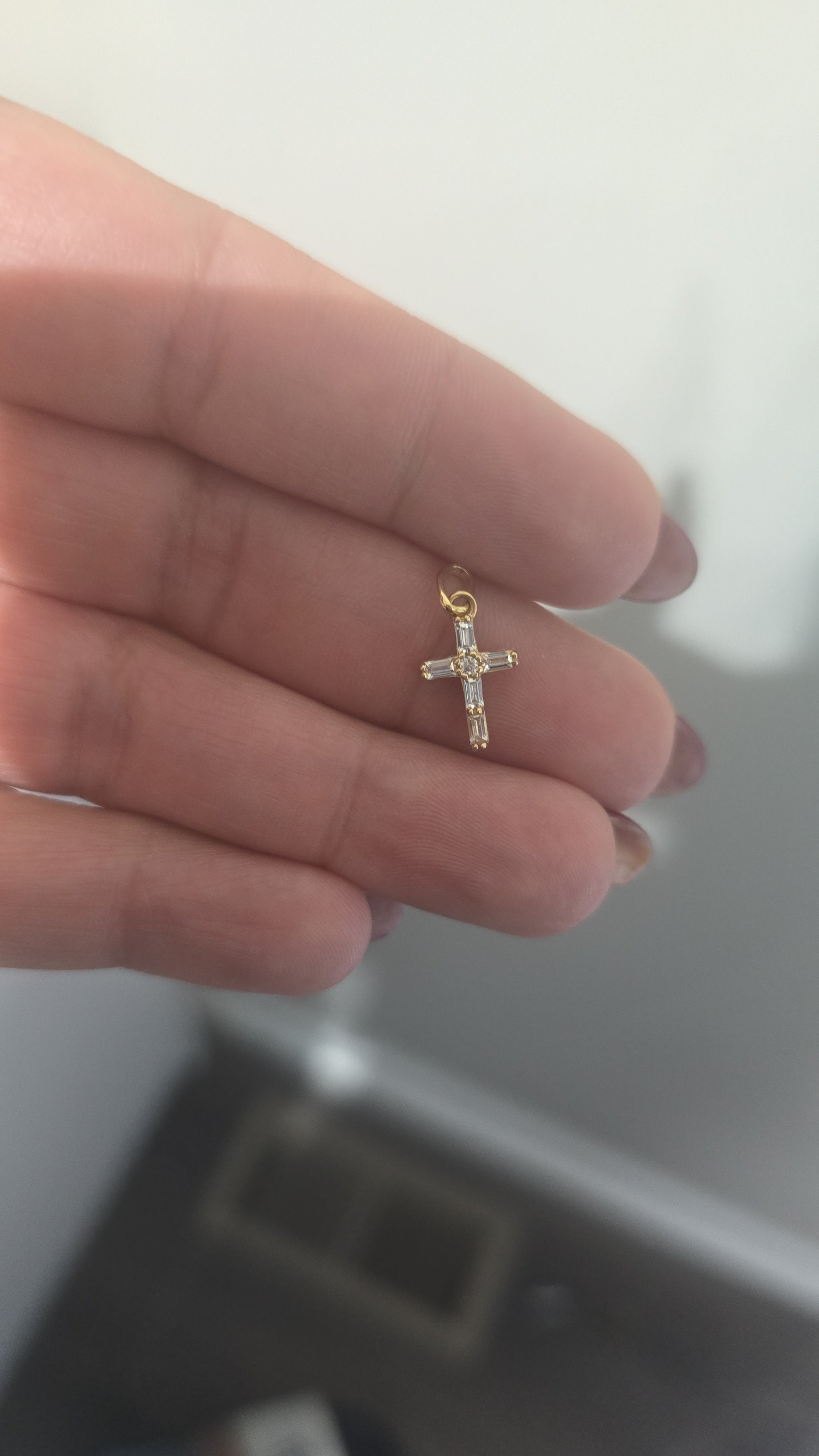 Cross pendant with clear crystals weighing 0.9 grams in 18-karat Italian yellow gold