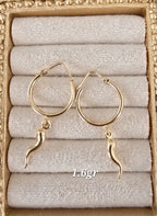 Pendientes de aro dorados con cornicello