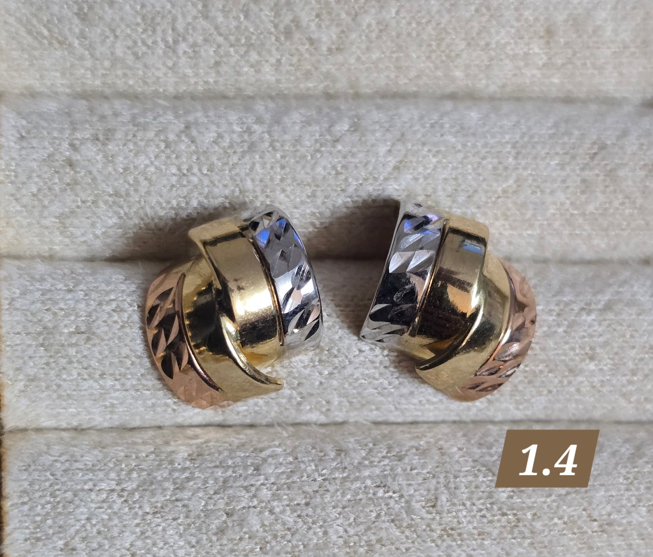 Butterfly cap earrings in 3 Italian 18-karat golds, 1.4 grams