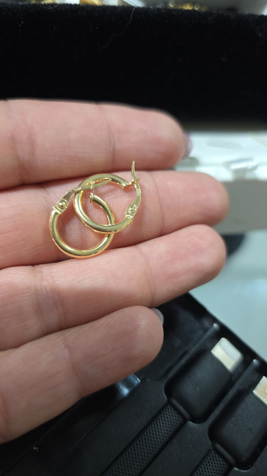 Argollas  lisas medianas en Oro18kilates italiano amarillo de 1.1gramos