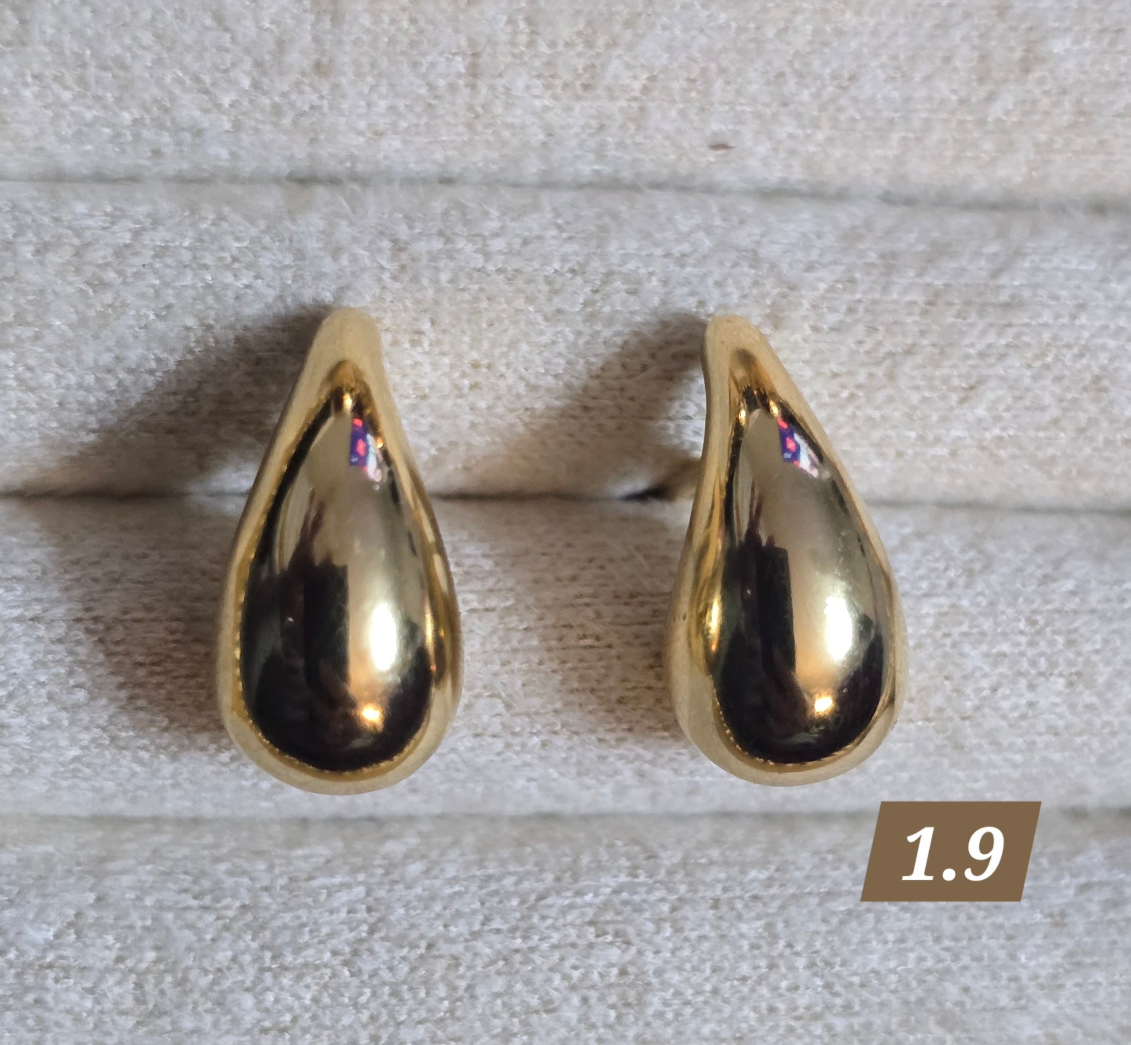 Butterfly-style earrings, medium drop design, in 18-karat Italian yellow gold, 1.9 grams