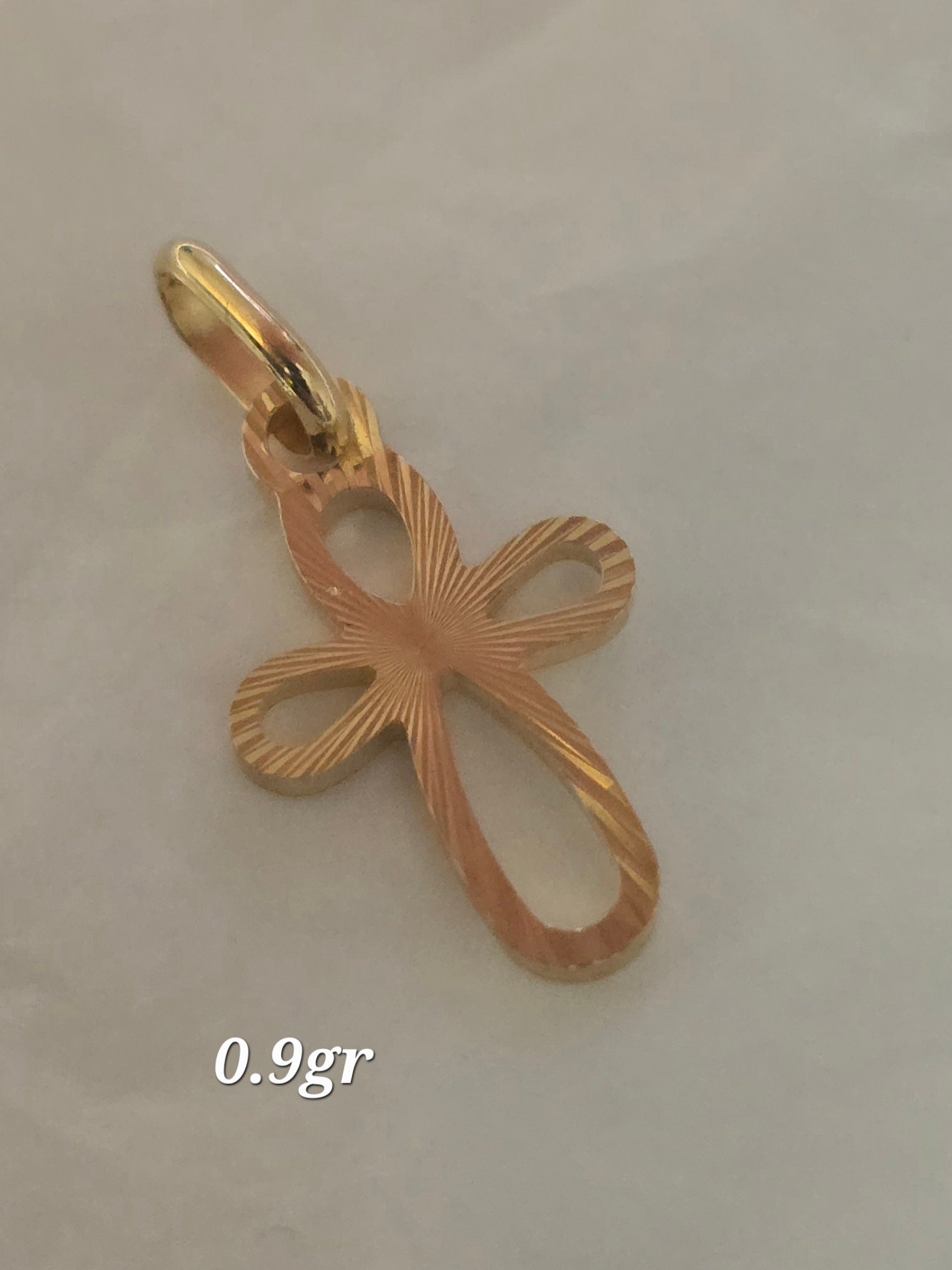 Diamond-cut cross pendant in 18-karat Italian yellow gold, 0.9 grams