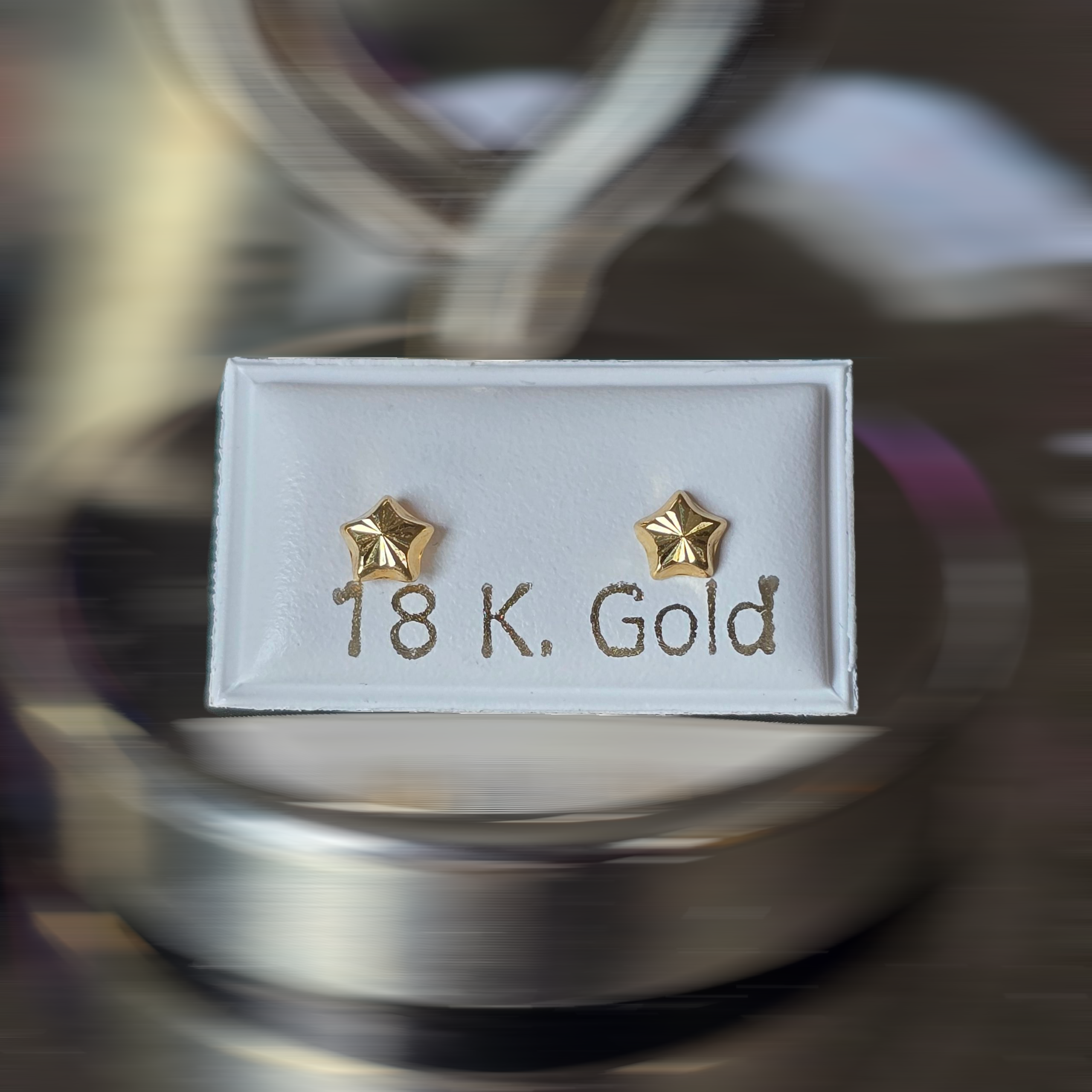 Diamond-cut star earrings with safety screw-on caps, 0.4 grams, in 18-karat Italian yellow gold
