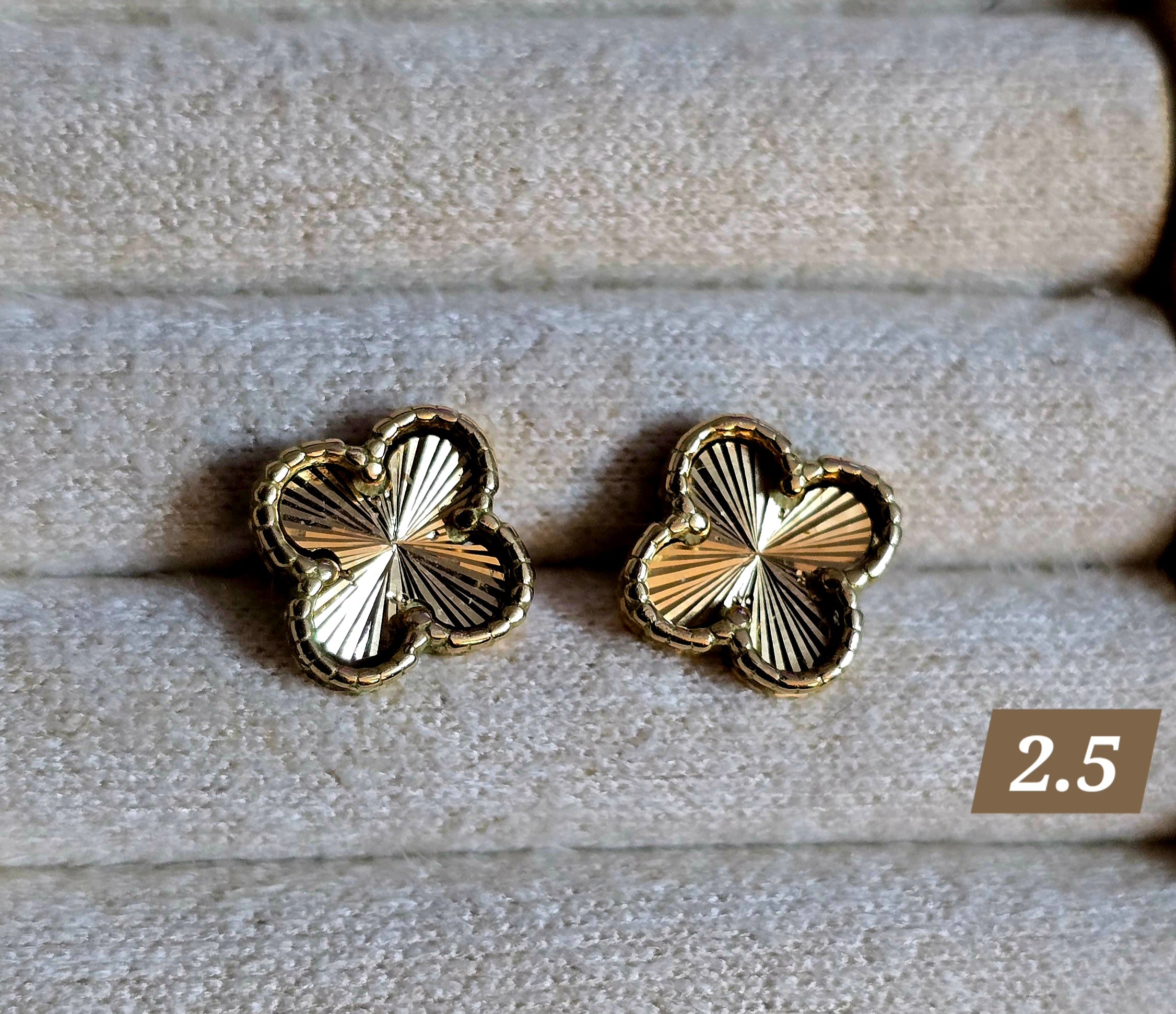 Diamond-cut butterfly-shaped clover earrings in 18-karat Italian yellow gold, 2.5 grams