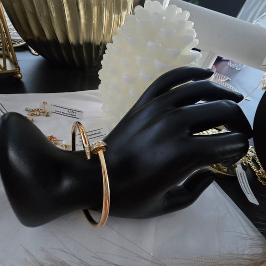 Pulso clavo rígido con resorte en Oro18kilates italiano amarillo con zircones blanco 18 cm de diametro de 6.8 gramos