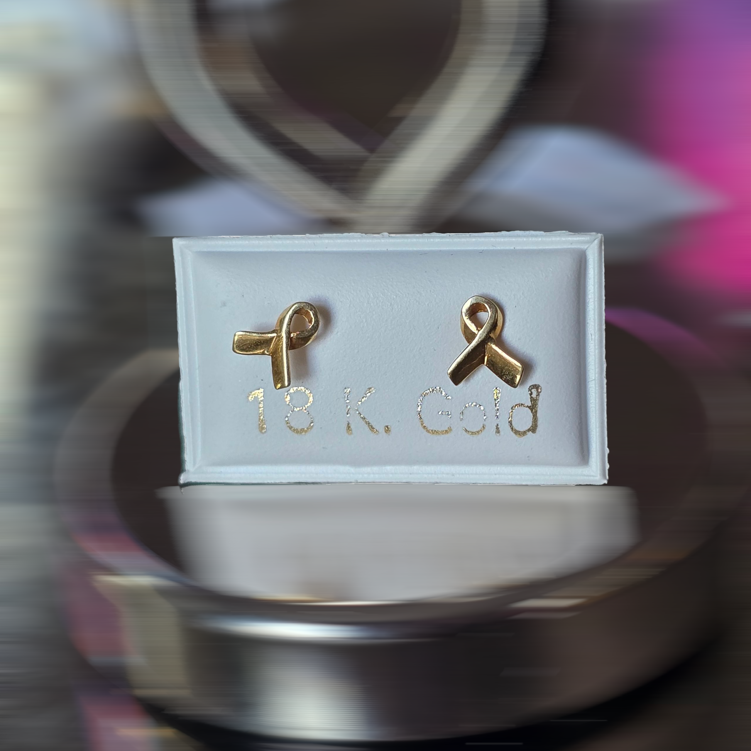 Bow earrings with safety screw-on backs, 0.5 grams, in 18-karat Italian yellow gold