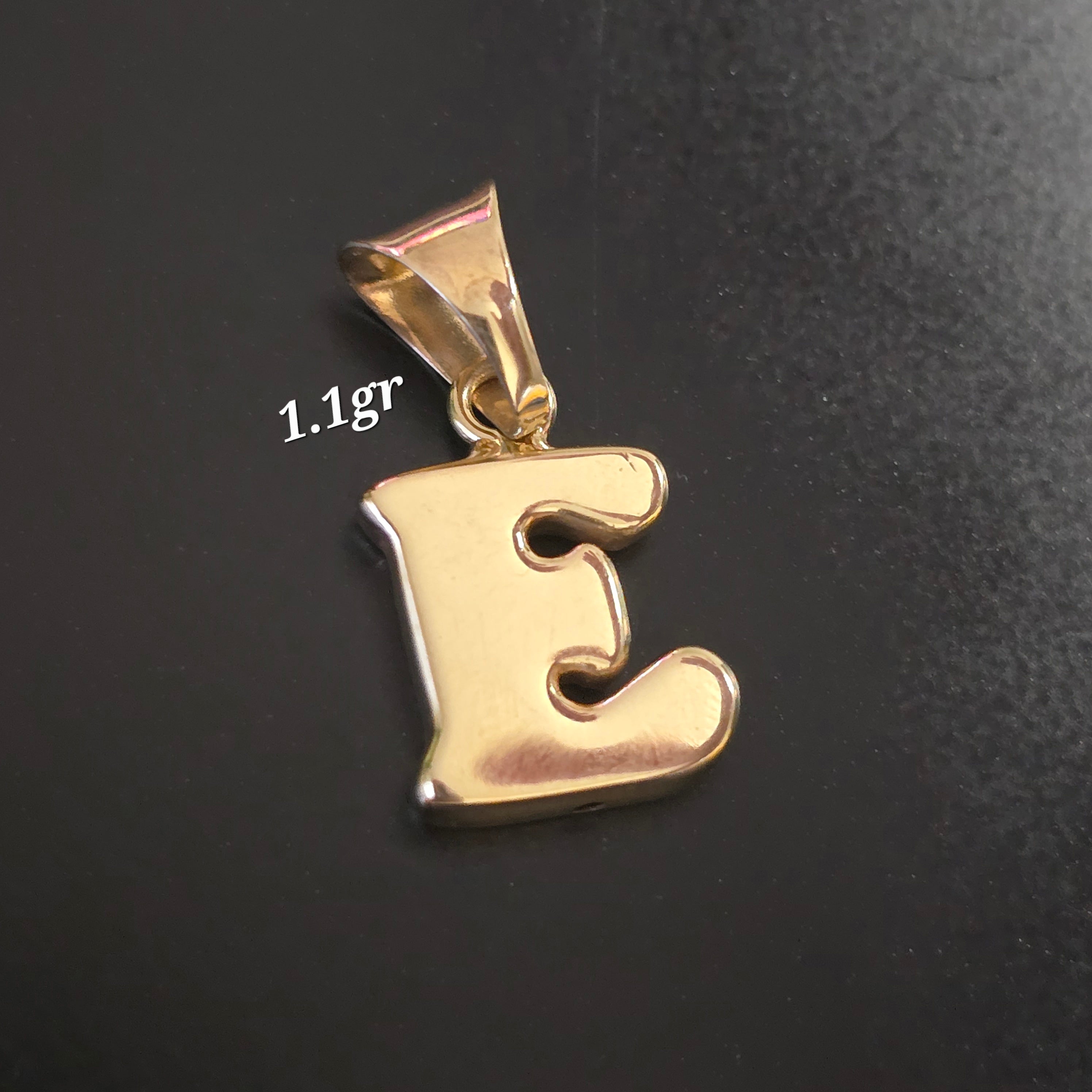 Letter E pendant, 1.8 cm long, in 18-karat Italian yellow gold, 1.1 grams