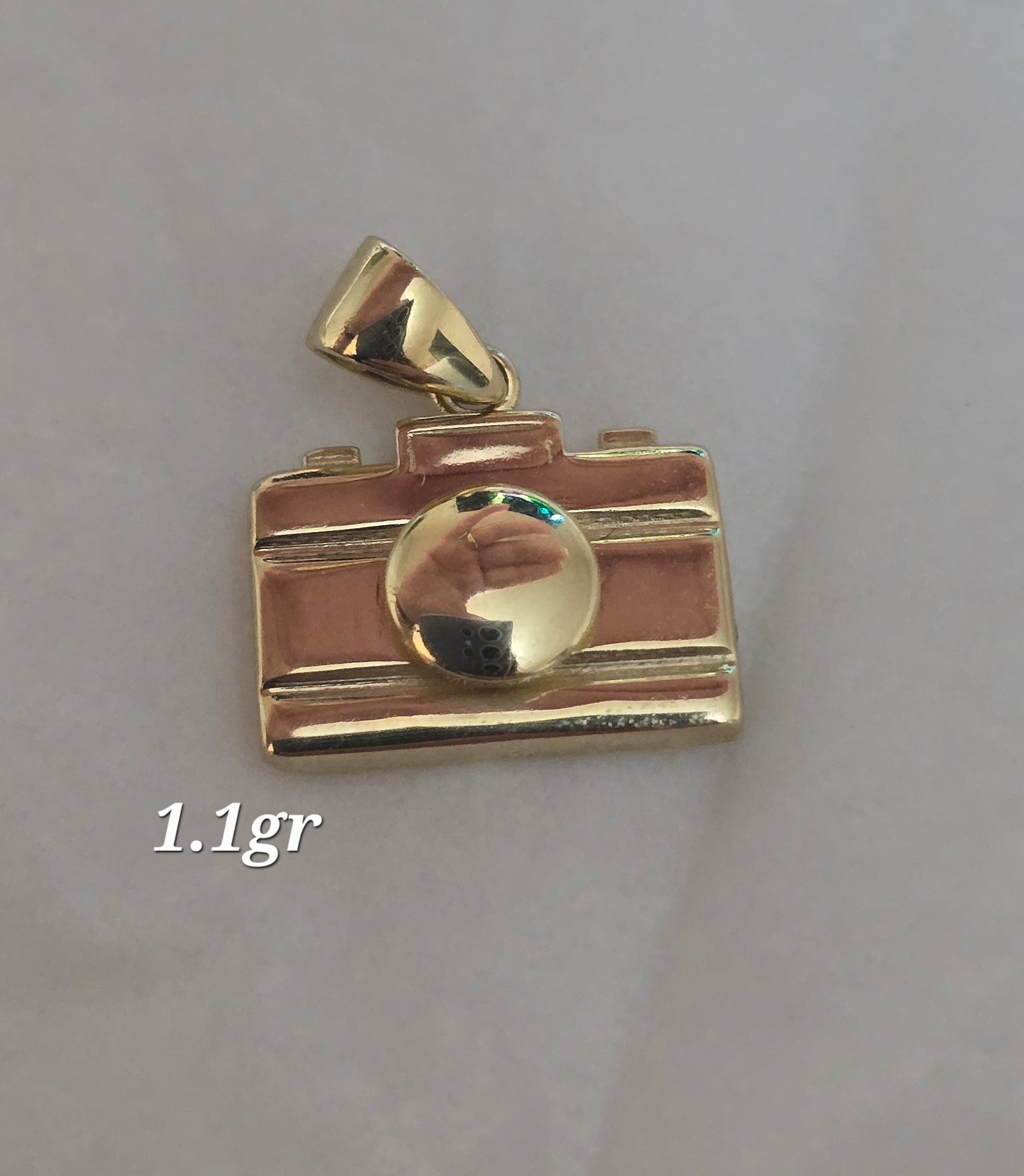 I pendant camera in 18karat Italian yellow gold weighing 1.1 grams