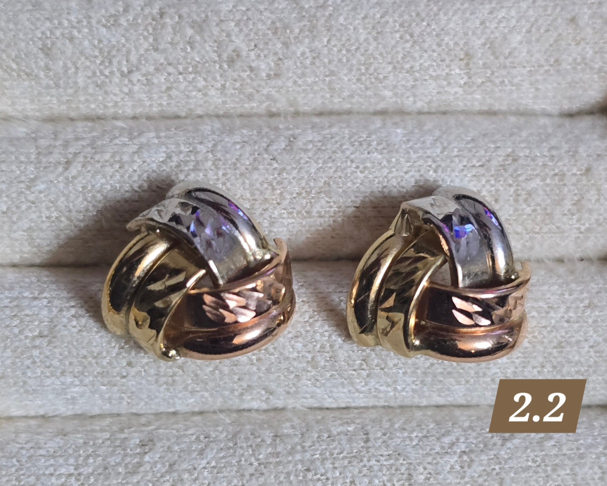 Butterfly cap earrings in 3 Italian 18-karat gold, 2.2 grams