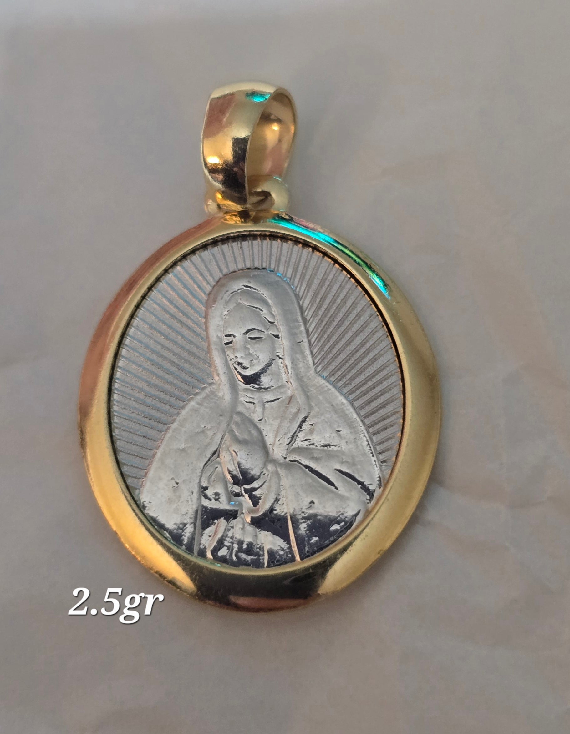 Virgin Mary pendant in 18-karat Italian yellow and white gold, 2.5 grams
