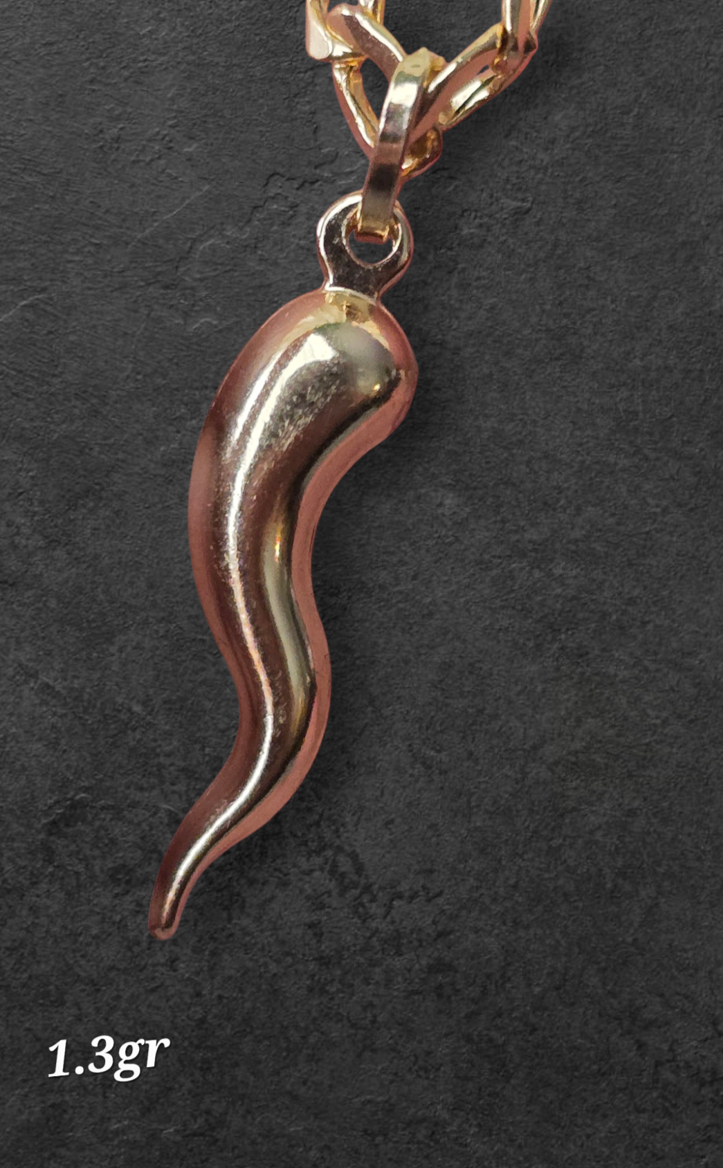 Neapolitan horn pendant weighing 1.3g