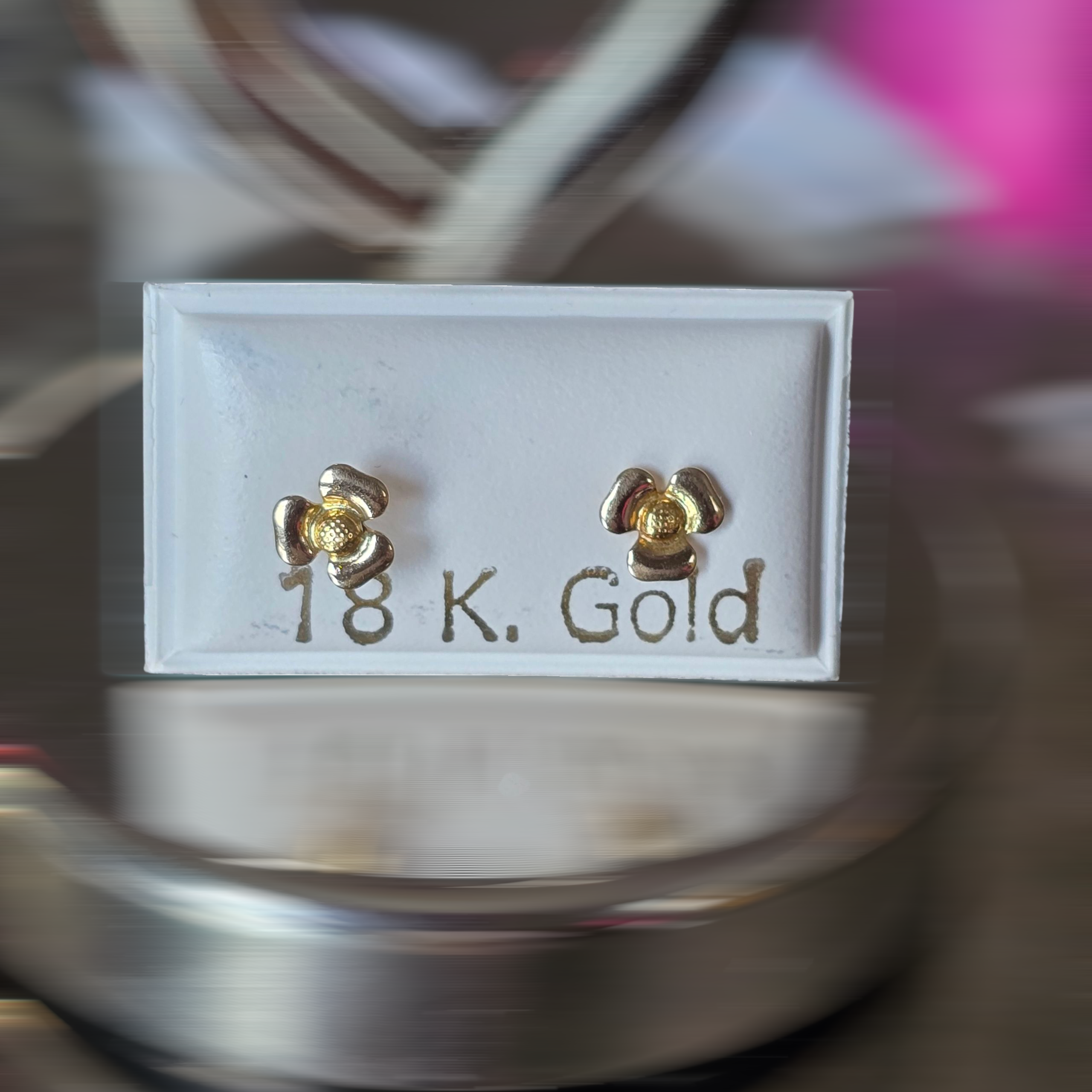 Clover earrings with safety screw-on backs, 0.4 grams, in 18-karat Italian gold
