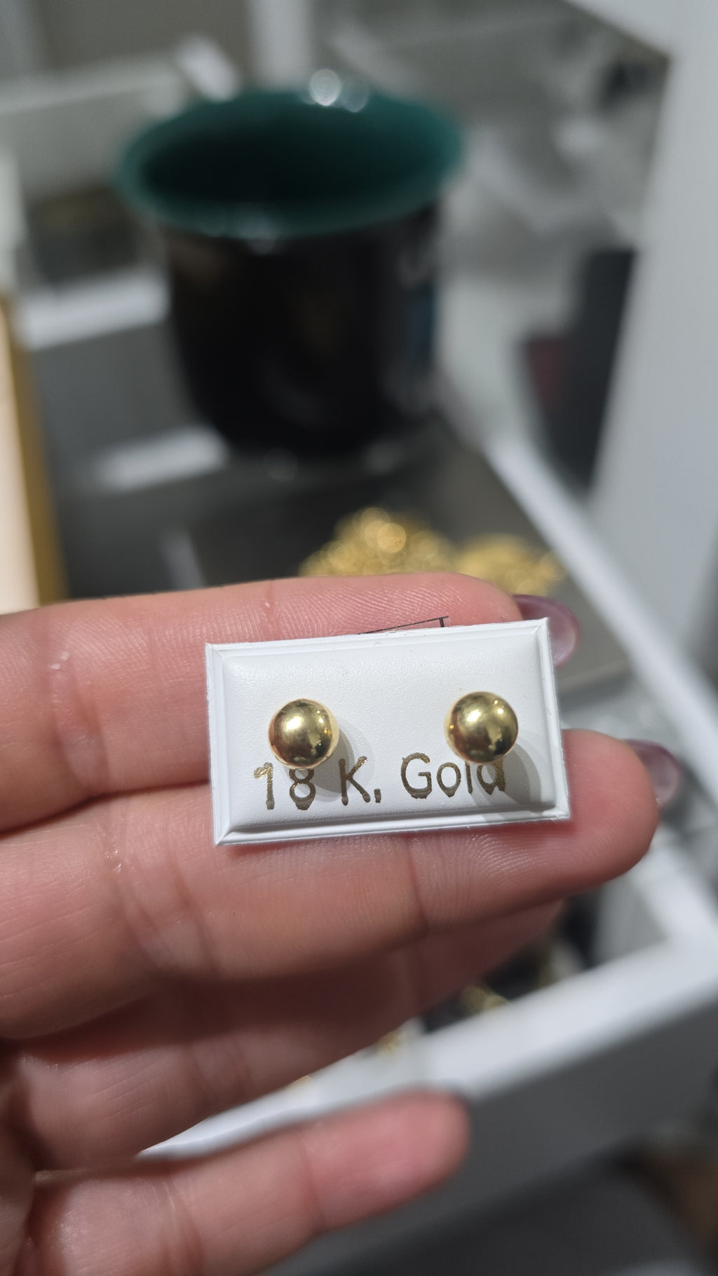 Pendientes de bola lisa medianos con cierre de rosca de seguridad en oro amarillo italiano de 18 quilates