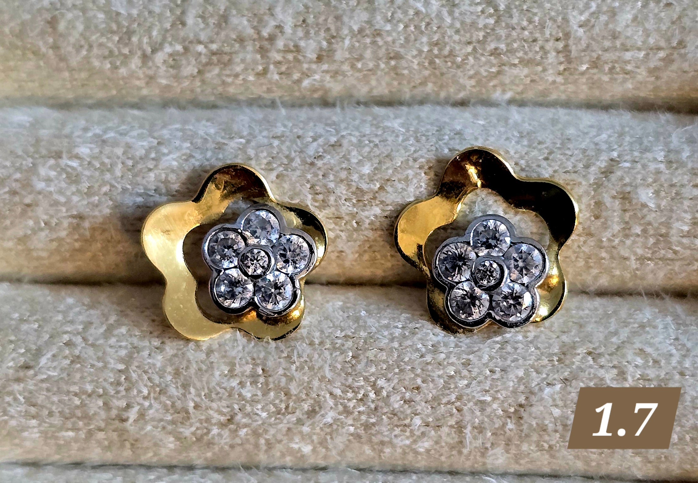 Two-tone flower earrings in 18-karat Italian gold, 1.7 grams