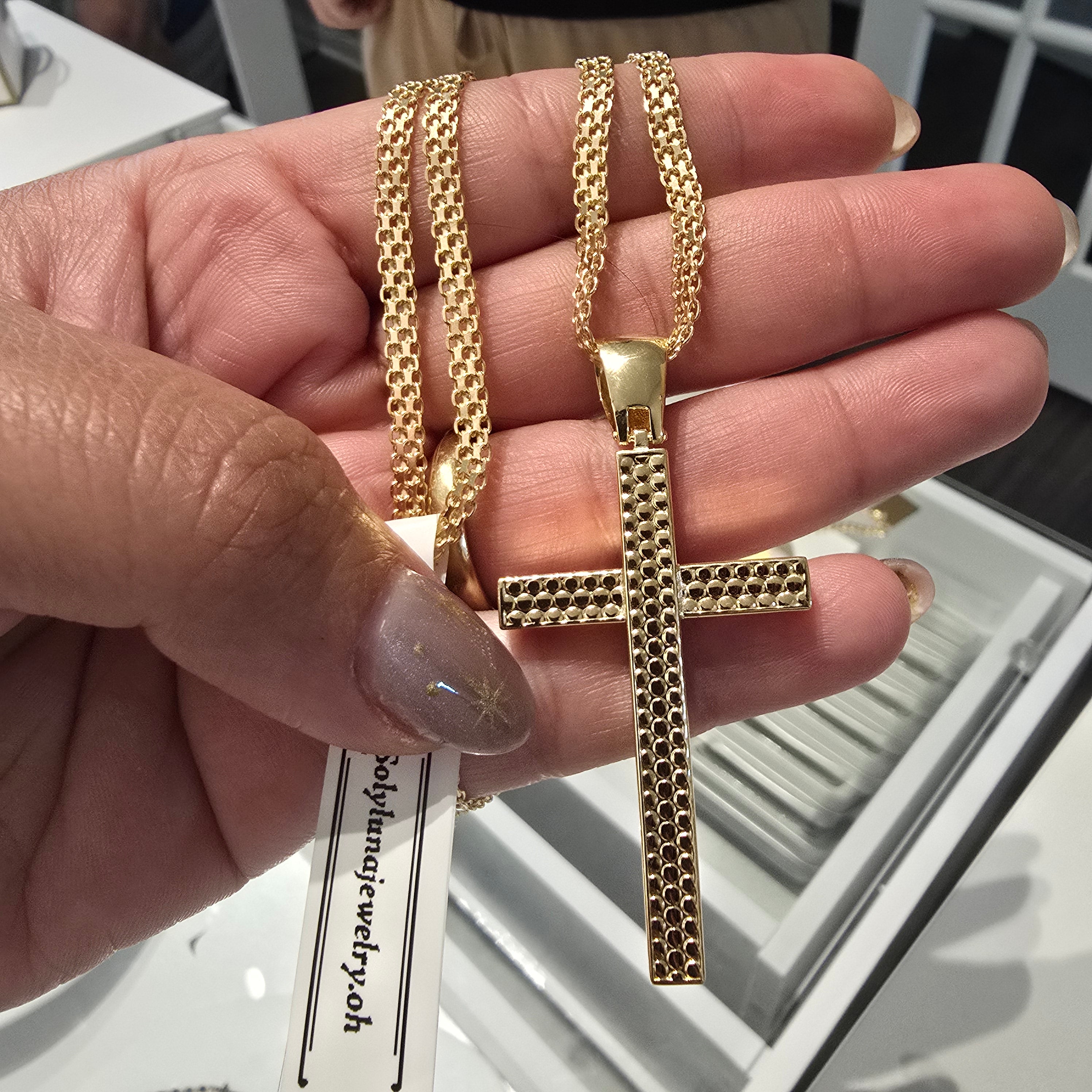 Set of 60cm Chinese or Bismarck weave chain weighing 13g, diamond-cut cross pendant weighing 3.8g, all in 18k Italian gold