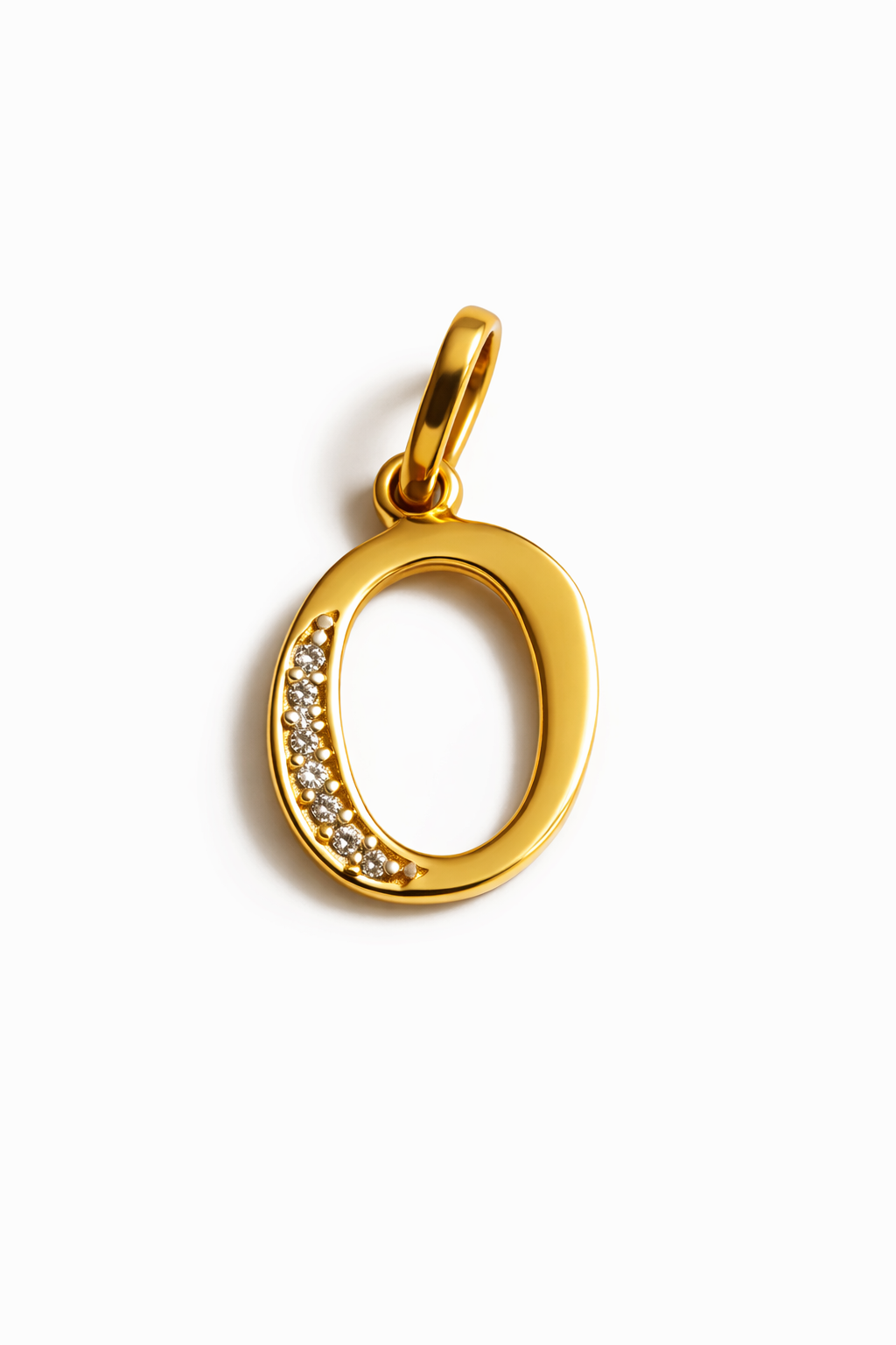 Colgante letra O con circonitas blancas en oro amarillo italiano de 18 quilates