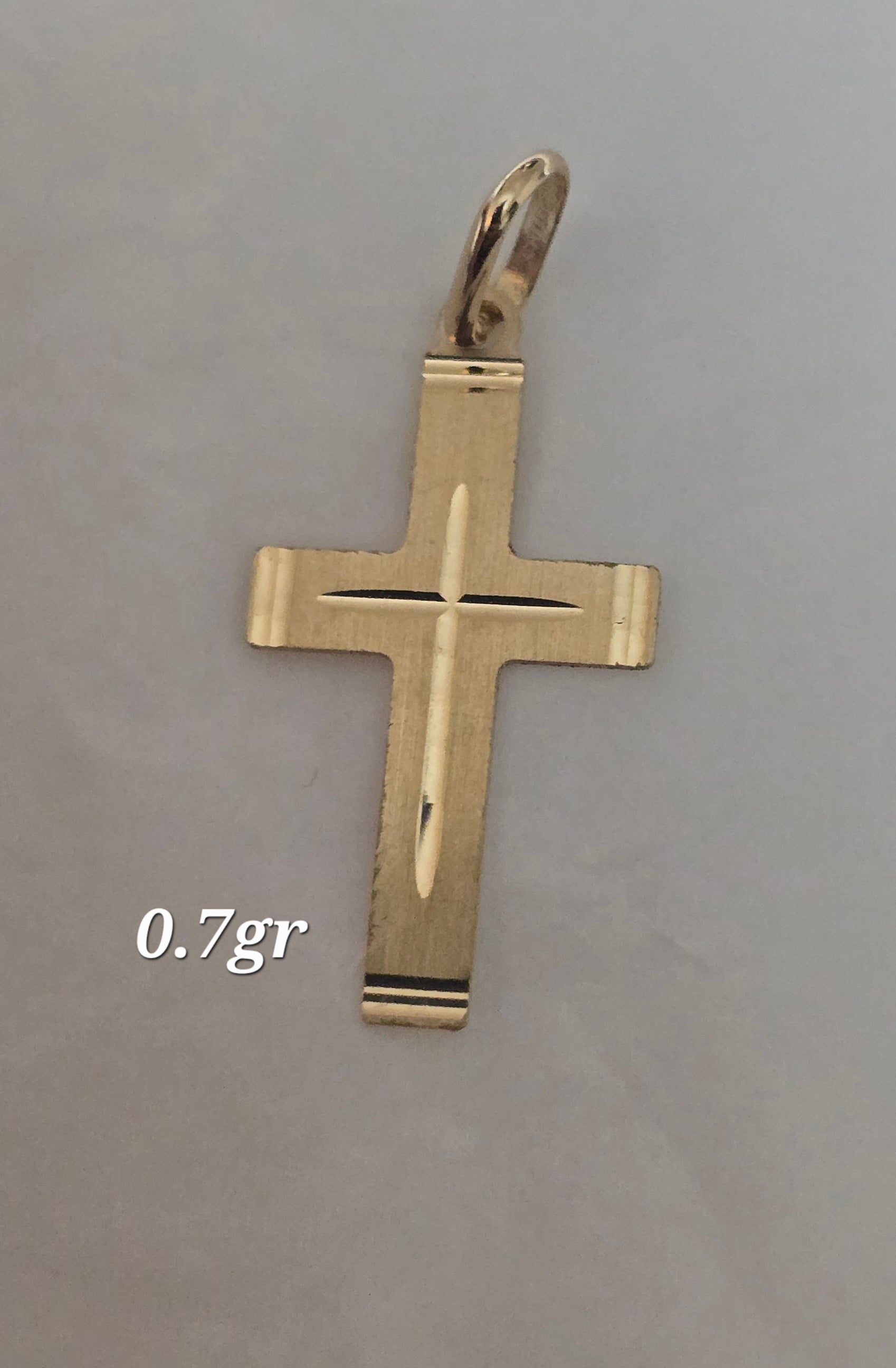 Beveled cross pendant in 18-karat Italian yellow gold, 0.7 grams